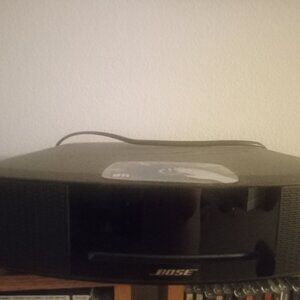 Bose AM/FM radio with CD Player-includes remote control  Great Condition !